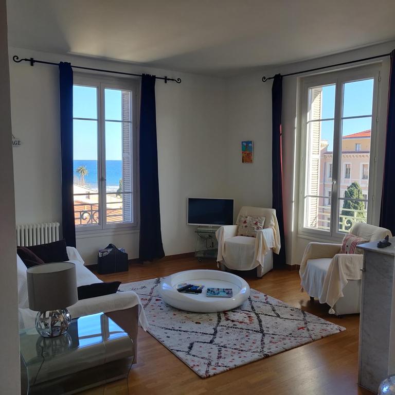 un salon avec vue sur l'océan dans l'établissement Appartement Blasini Proche plage & ville, à LʼÎle-Rousse