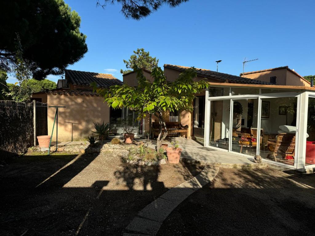 une maison avec un porche et une cour dans l'établissement St Cyprien Aygual Maison avec bel exterieur, à Saint-Cyprien