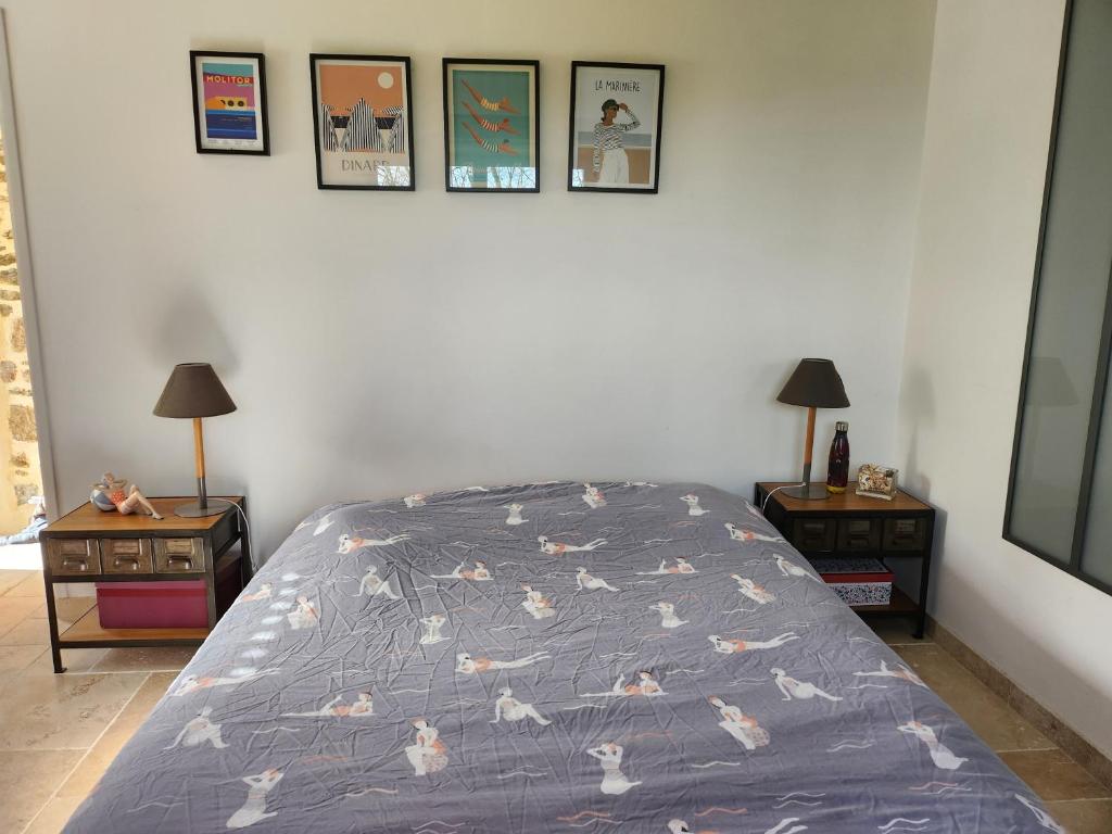 - une chambre avec un lit et trois photos sur le mur dans l'établissement La Lectais, à Romille