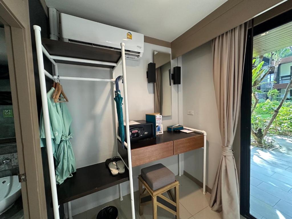 TV a/nebo společenská místnost v ubytování โรงแรมชาวเกาะพีพี Chaokoh Phi Phi Island
