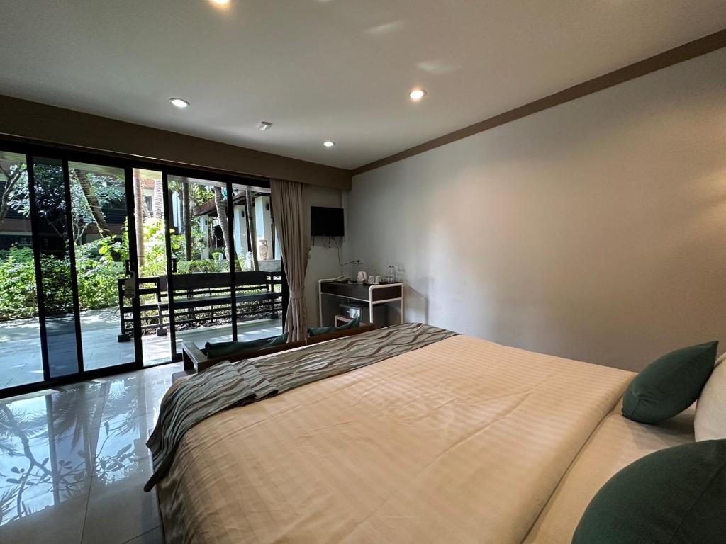Postel nebo postele na pokoji v ubytování โรงแรมชาวเกาะพีพี Chaokoh Phi Phi Island