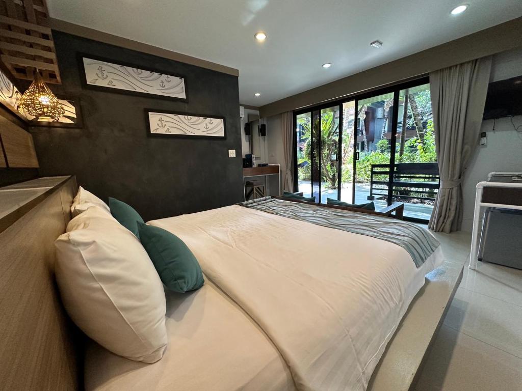 Postel nebo postele na pokoji v ubytování โรงแรมชาวเกาะพีพี Chaokoh Phi Phi Island