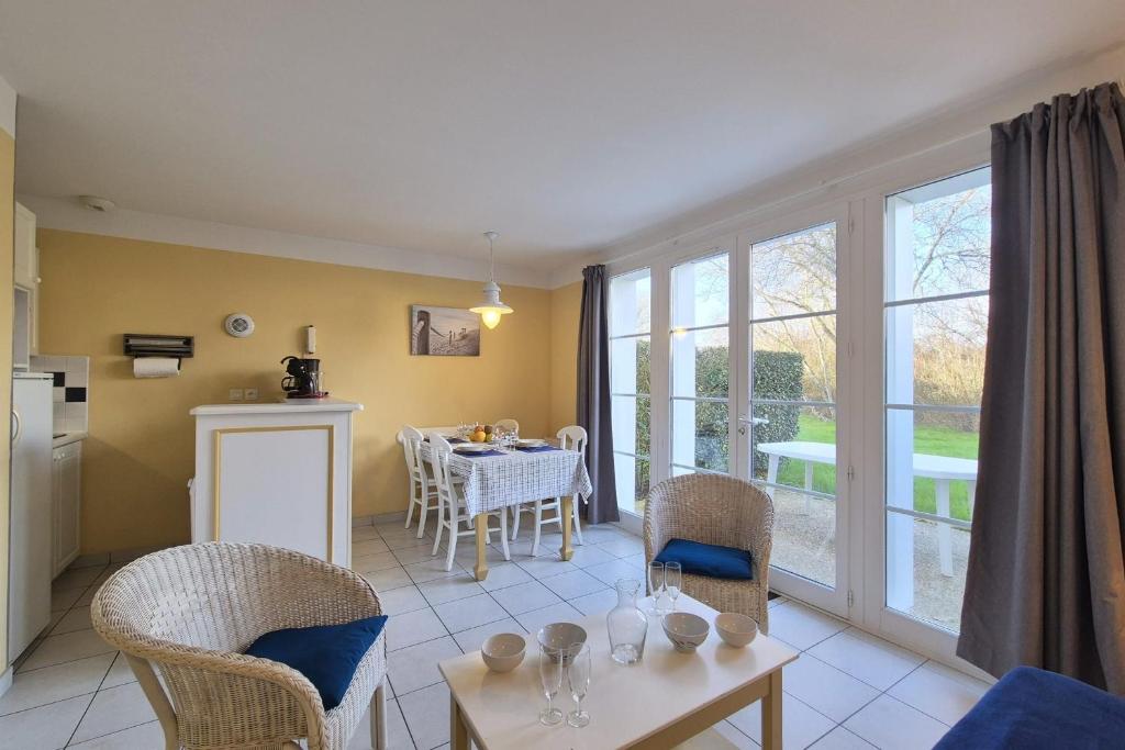 une cuisine et un salon avec une table et des chaises dans l'établissement Beautiful house with pool in Talmont-Saint-Hilaire, à Saint-Hilaire-de-Talmont