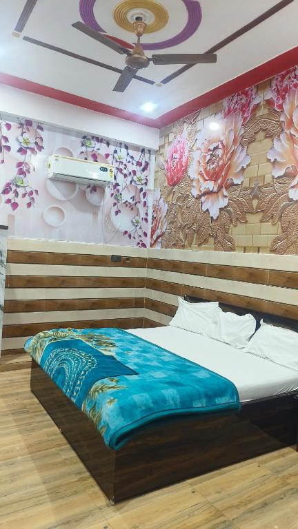 Postel nebo postele na pokoji v ubytování Kamal Dham Hotel - Near Prem Mandir
