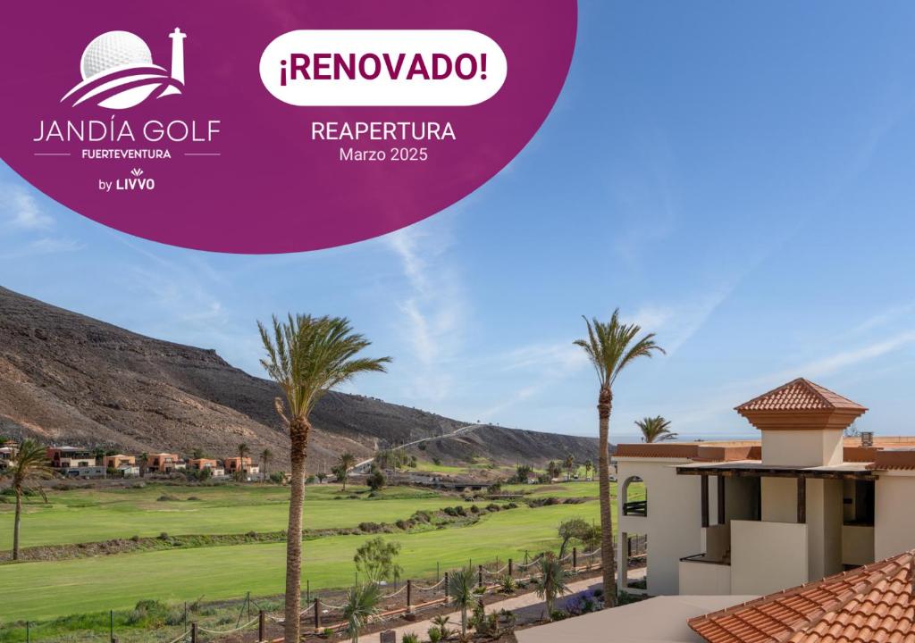 莫罗德哈布雷Hotel LIVVO Jandía Golf的享有棕榈树高尔夫球场的景色