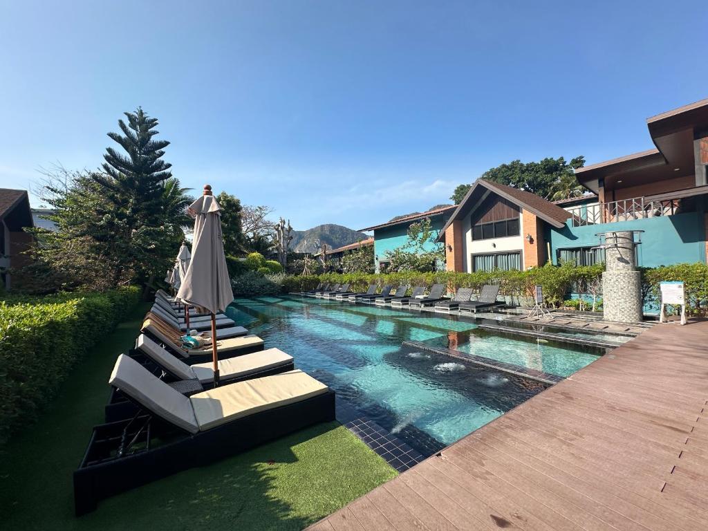 Bazén v ubytování โรงแรมชาวเกาะพีพี Chaokoh Phi Phi Island nebo v jeho okolí