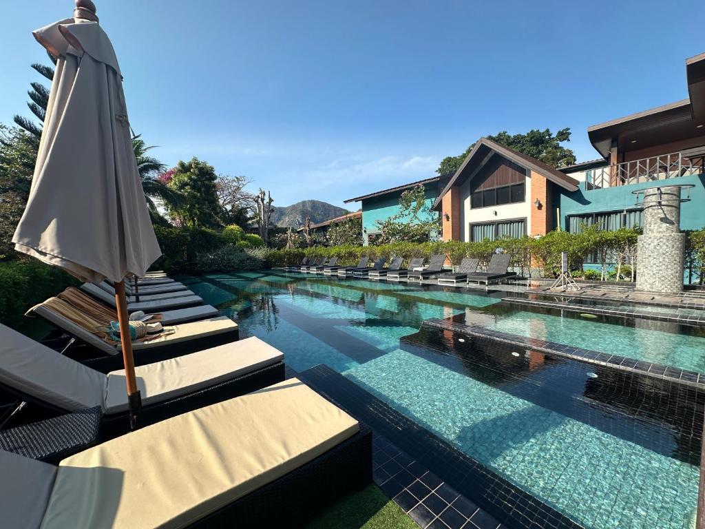 Bazén v ubytování โรงแรมชาวเกาะพีพี Chaokoh Phi Phi Island nebo v jeho okolí