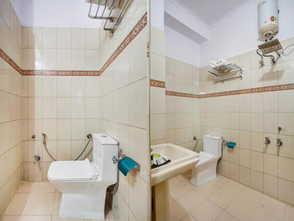 un bagno con un water e un lavandino di hotel 4 SQUARE a Ghaziabad
