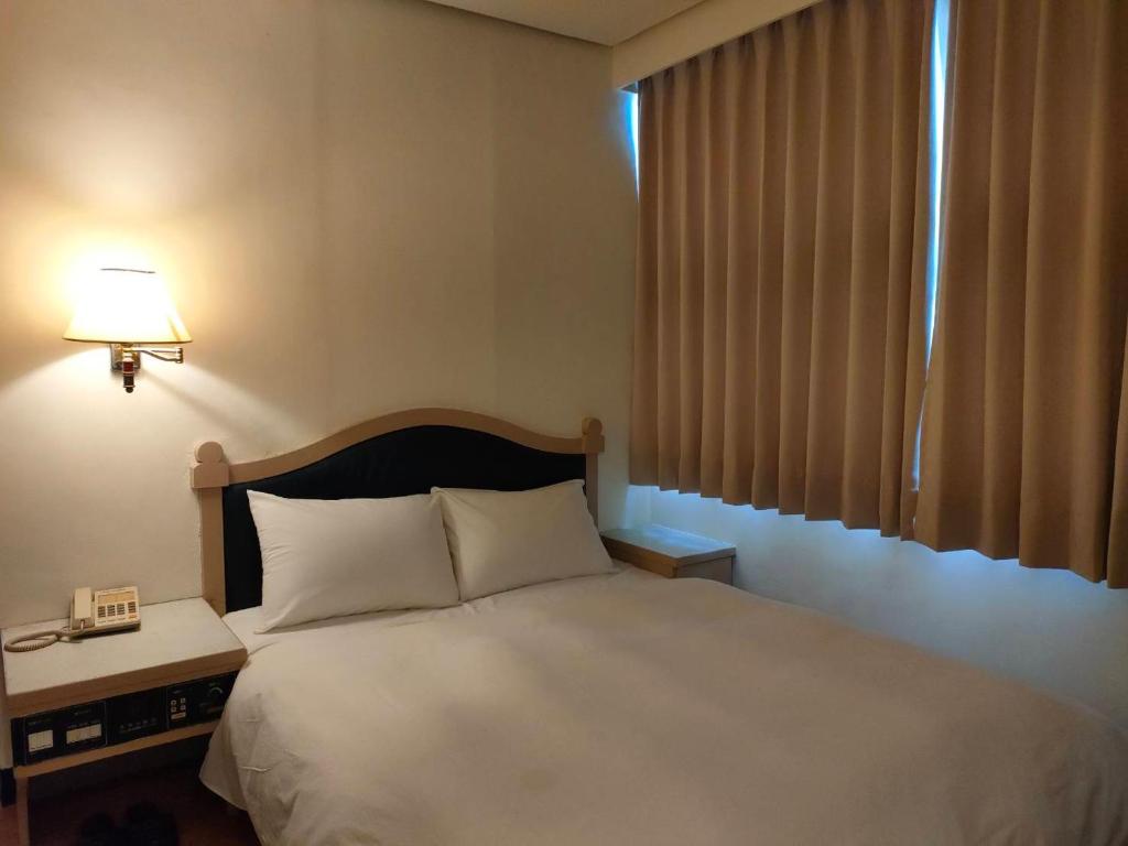 Postel nebo postele na pokoji v ubytování DC Hotel