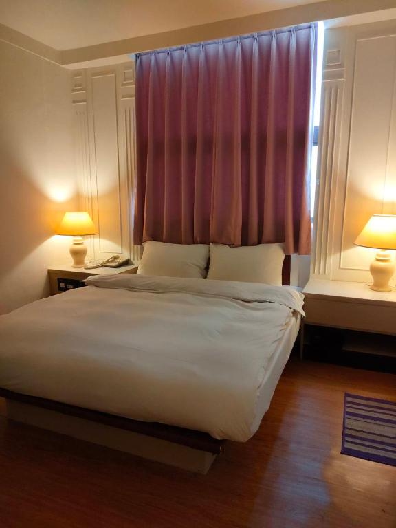 Postel nebo postele na pokoji v ubytování DC Hotel