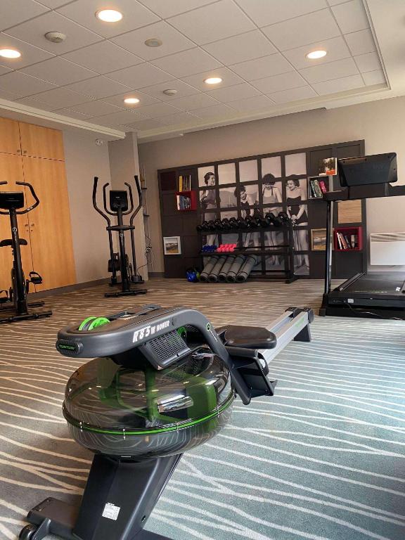 Fitness centrum a/nebo fitness zařízení v ubytování Mercure Honfleur
