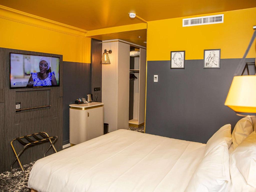 TV a/nebo společenská místnost v ubytování Mercure Honfleur