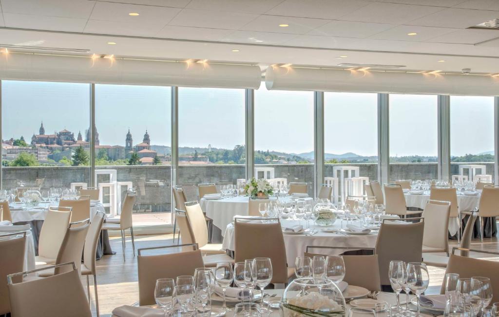 Reštaurácia alebo iné gastronomické zariadenie v ubytovaní NH Collection Santiago de Compostela