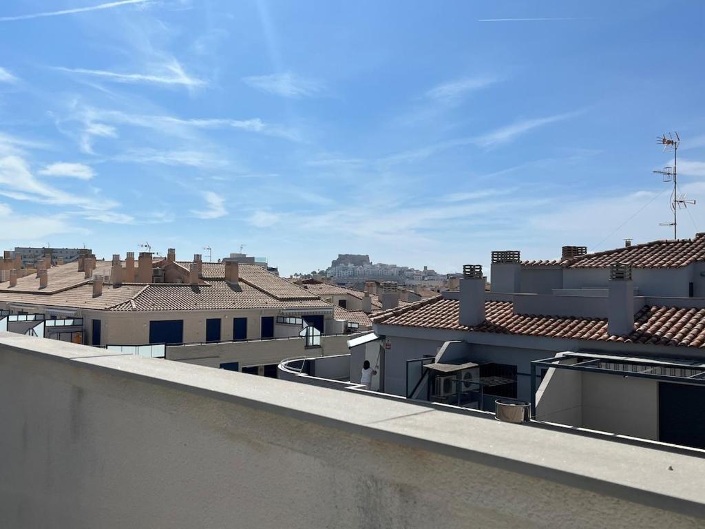 een uitzicht op een stad vanaf het dak van een gebouw bij Dúplex apartment en Peñíscola in Peñíscola