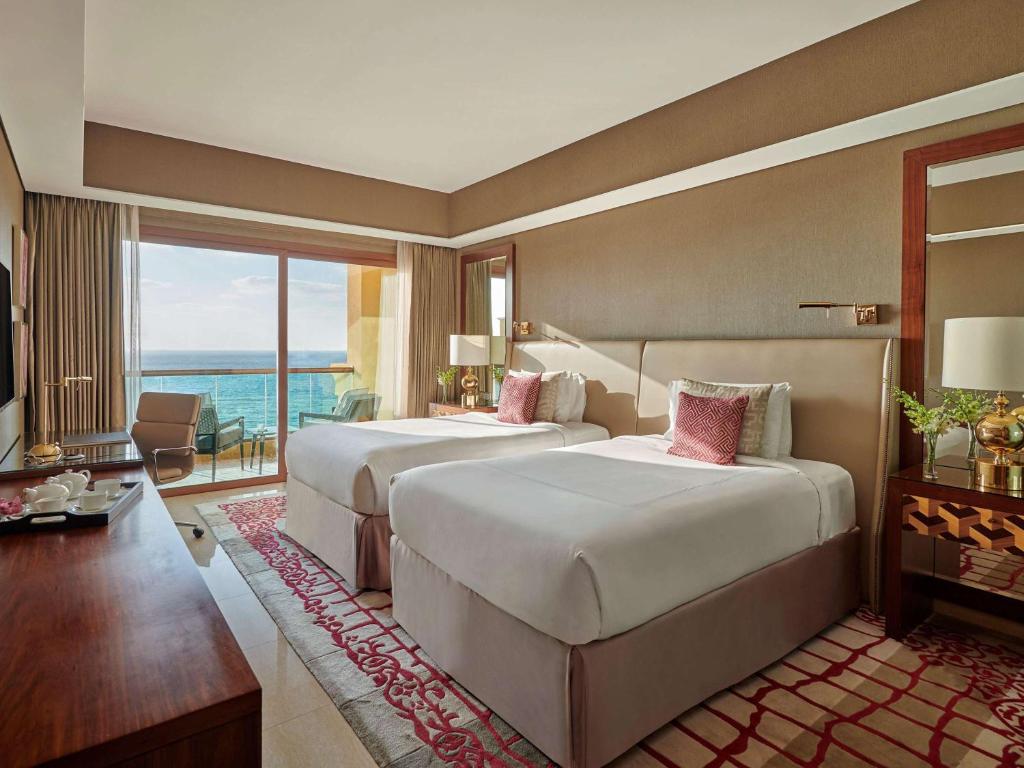 Postel nebo postele na pokoji v ubytování Fairmont Ajman