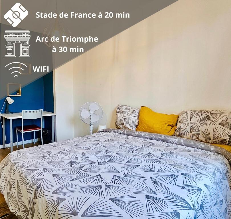 une chambre avec un lit avec une couette bleue et blanche dans l'établissement Chambre privée dans logement partagé, Pepsy Blue cozy Paris & Stade de France, à Stains