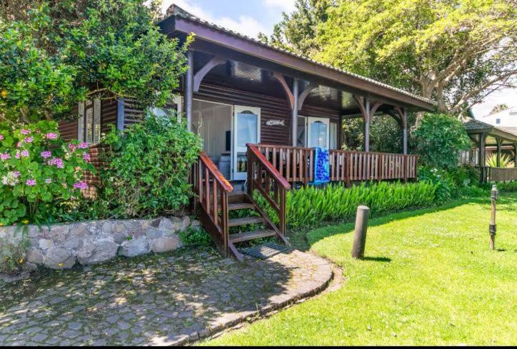 Κήπος έξω από το Knysna River Club - Lagoonside Bliss