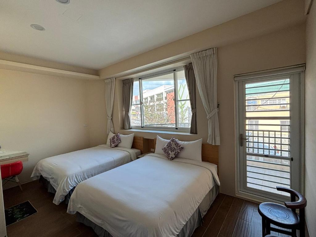 Rúm í herbergi á Ding Dong Homestay