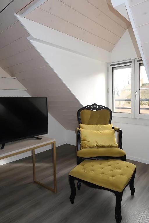 TV a/nebo společenská místnost v ubytování Hôtel de l'Ecluse
