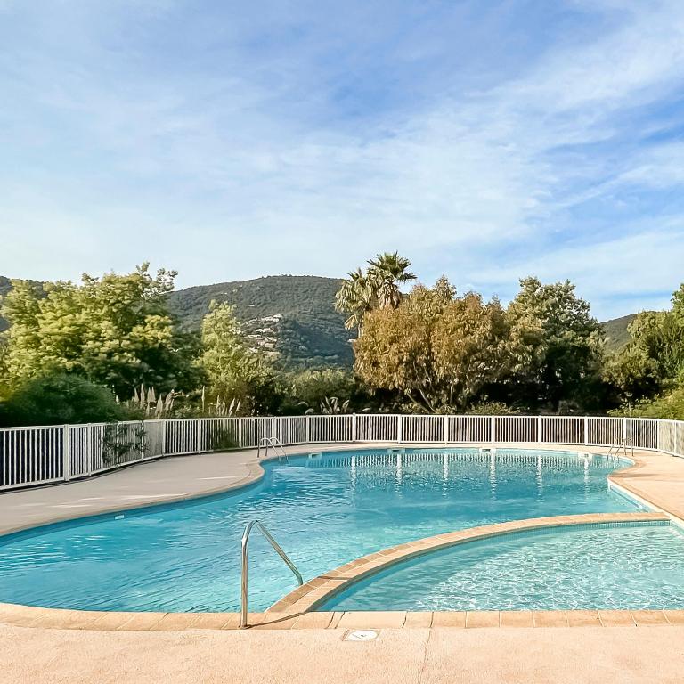 une piscine entourée d'une clôture dans l'établissement Vue Mer, Piscine, Terrasse Privée et Clim, à Cavalaire-sur-Mer