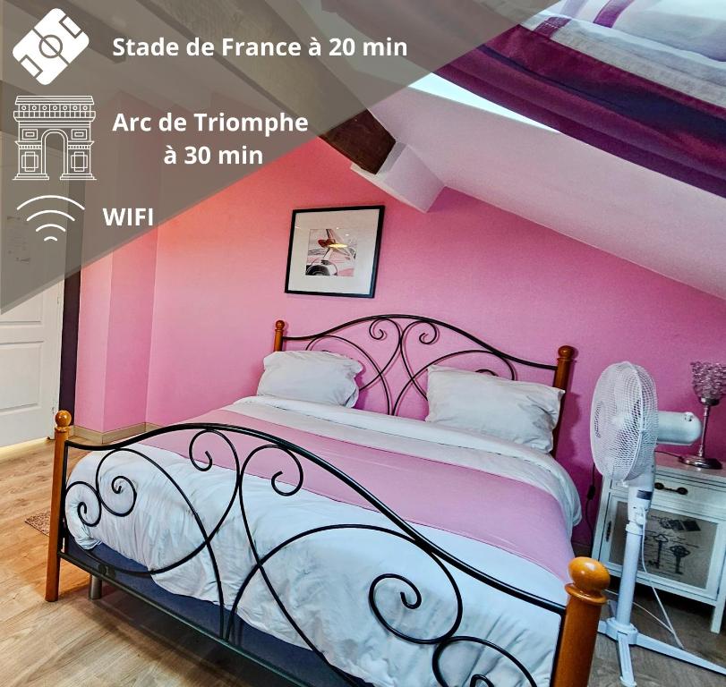 - une chambre avec un mur rose et un lit dans l'établissement Chambre privée dans logement partagé, Pinky Elisabeth cozy Paris & Stade de France, à Stains