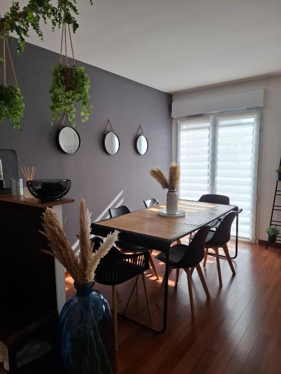 une salle à manger avec une table et des chaises dans l'établissement Appartement Cosy Chartres-de-Bretagne, à Chartres-de-Bretagne