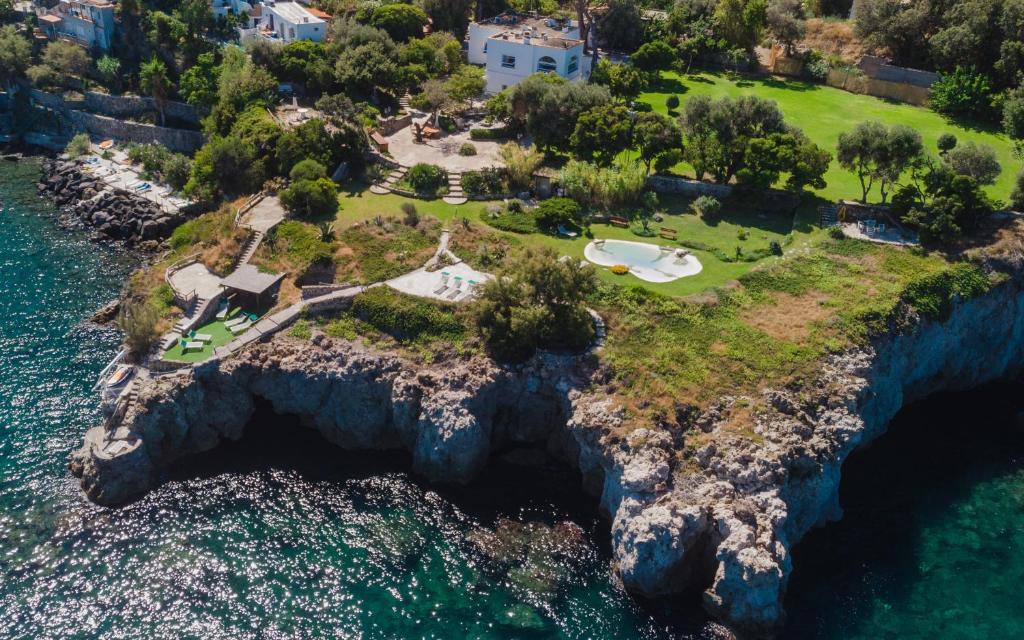 Villa Serao Cottage Camilla by MyVillaCollection في ايسكيا: منظر جوي لجزيرة في المحيط