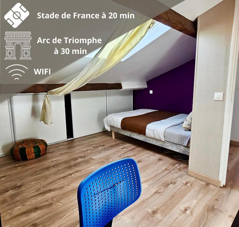 une chambre avec un lit et une chaise bleue dans l'établissement Chambre privée dans logement partagé, Serenity cozy Paris & Stade de France, à Stains