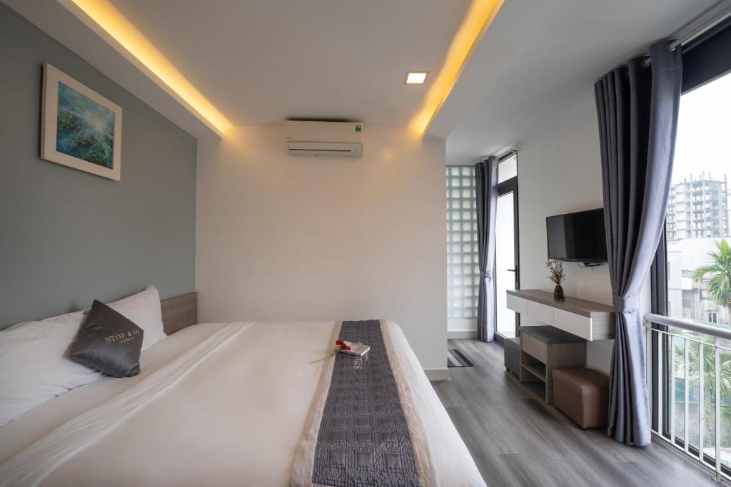 Un pat sau paturi într-o cameră la Stop and Go Boutique Homestay Hue