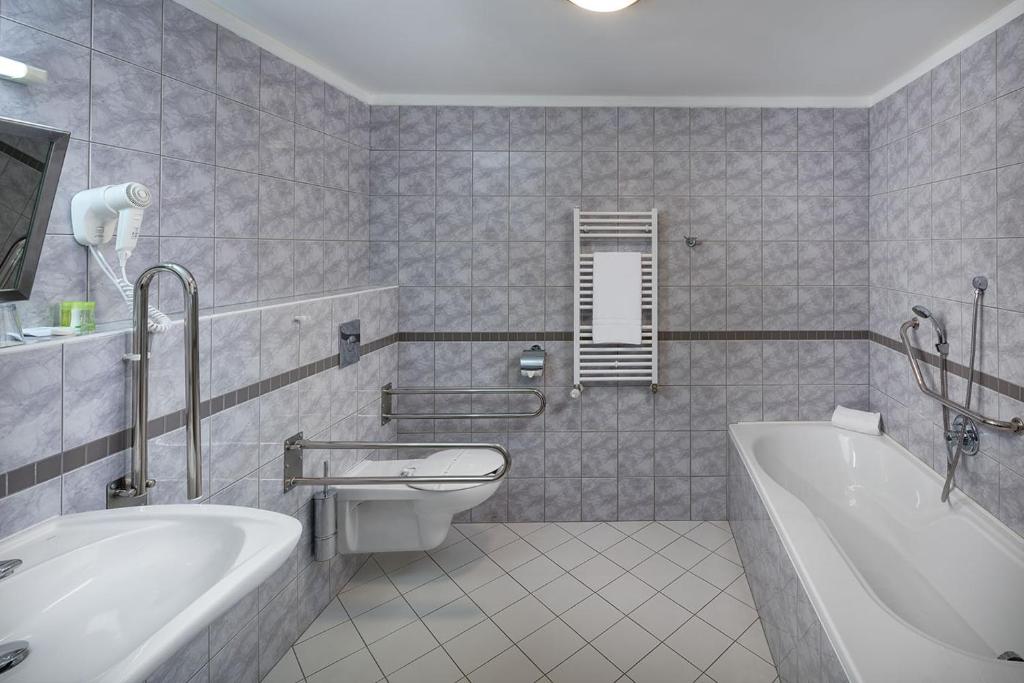 Baðherbergi á Wellness Hotel Babylon