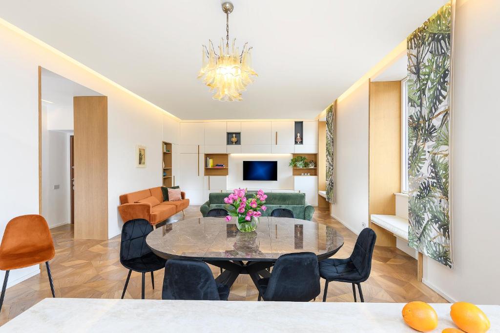 a living room with a table and chairs at Moon River Luxury Apartment in Rome