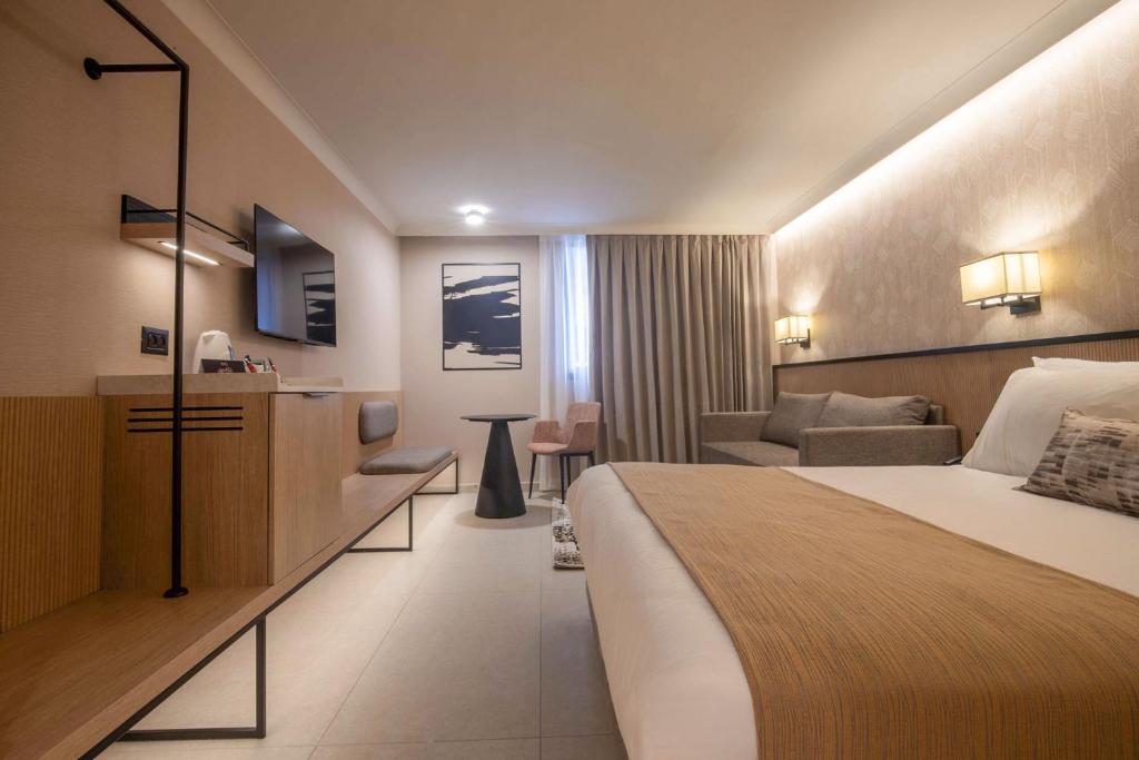 Postel nebo postele na pokoji v ubytování Caesar Premier Jerusalem Hotel
