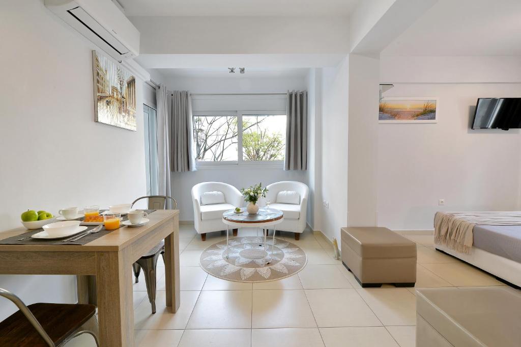 Televízia a/alebo spoločenská miestnosť v ubytovaní Alekos Apartments 1 - Νetflix & Comfort