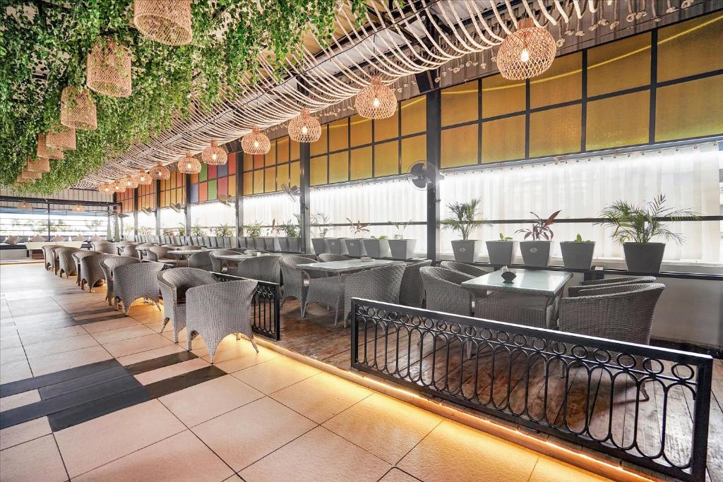 Restaurace v ubytování FabHotel Sarja Sky