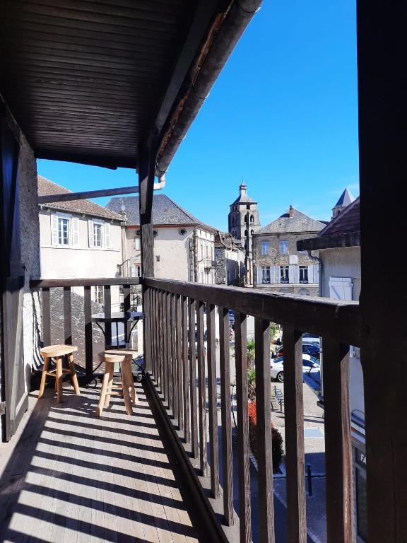 d'un balcon avec une table et un banc. dans l'établissement Happy Days 2, à Beaulieu-sur-Dordogne