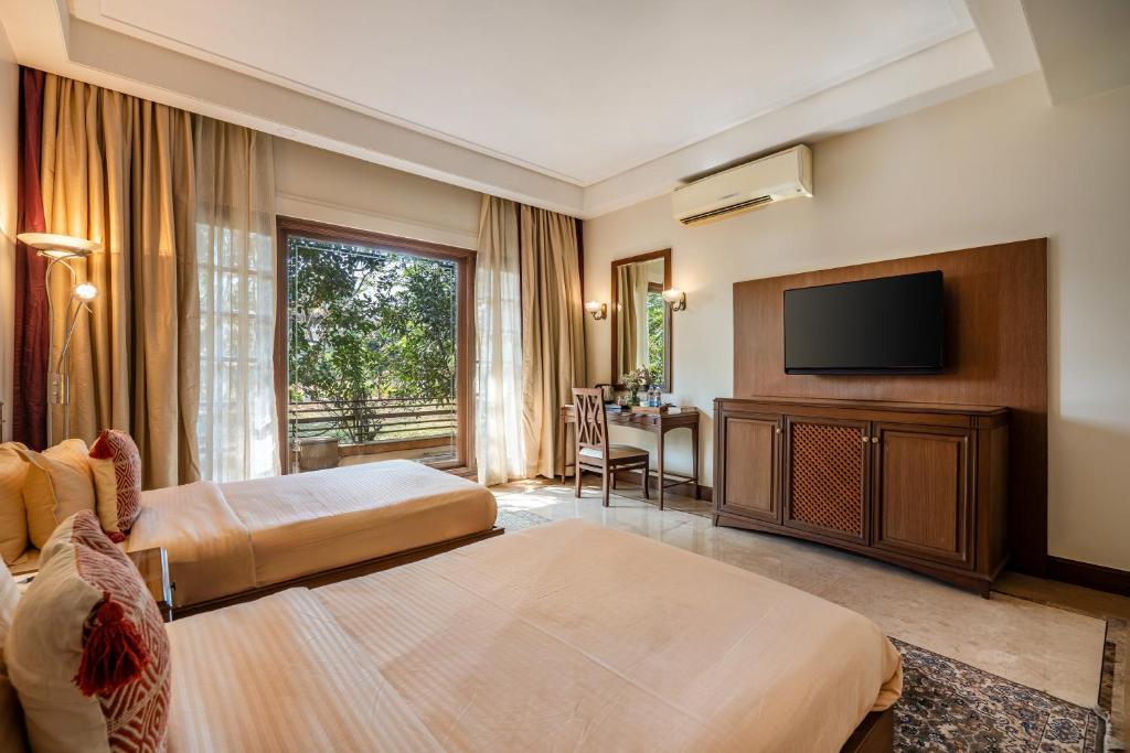 Postel nebo postele na pokoji v ubytování Sliceinn Gulmohar- Near Kempegowda International Airport, Bengaluru