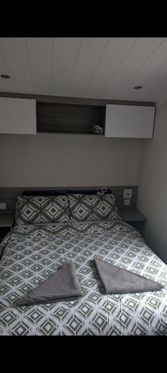 Postel nebo postele na pokoji v ubytování Caravan bliss