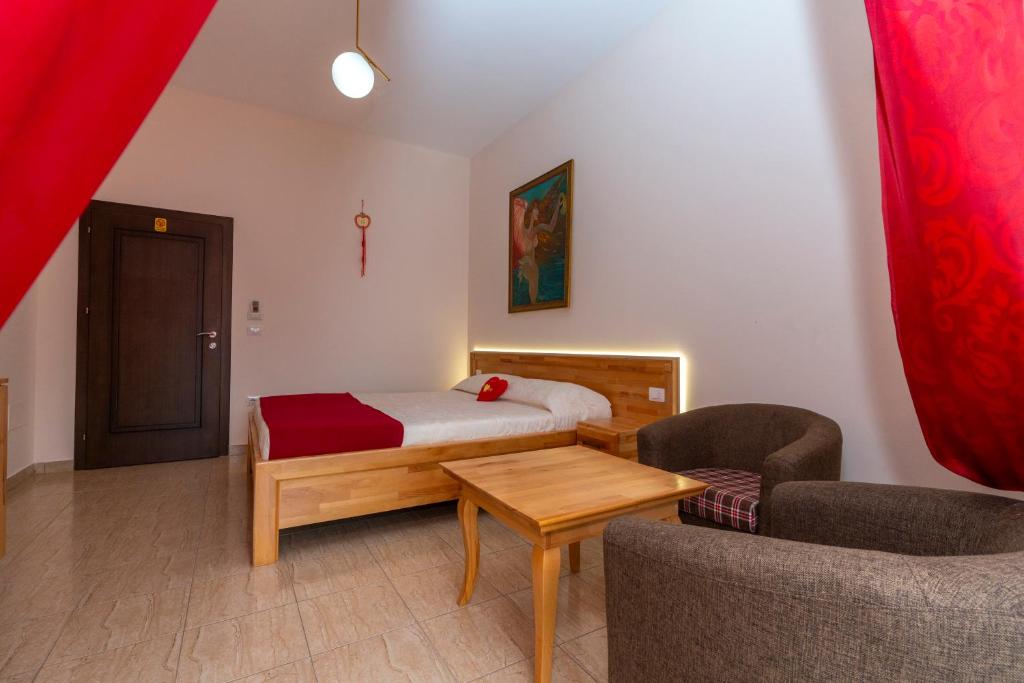 Postel nebo postele na pokoji v ubytování Hotel Albania