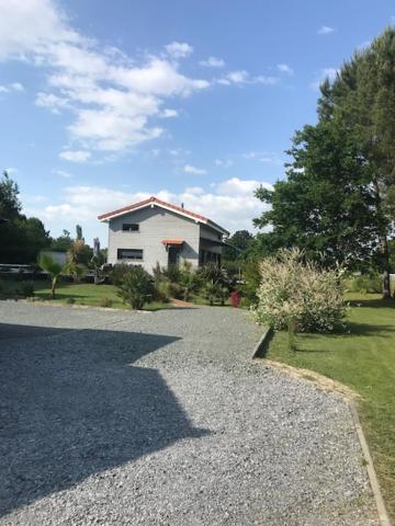 Domaine Papillon في Talais: منزل به ممر حصى أمام منزل