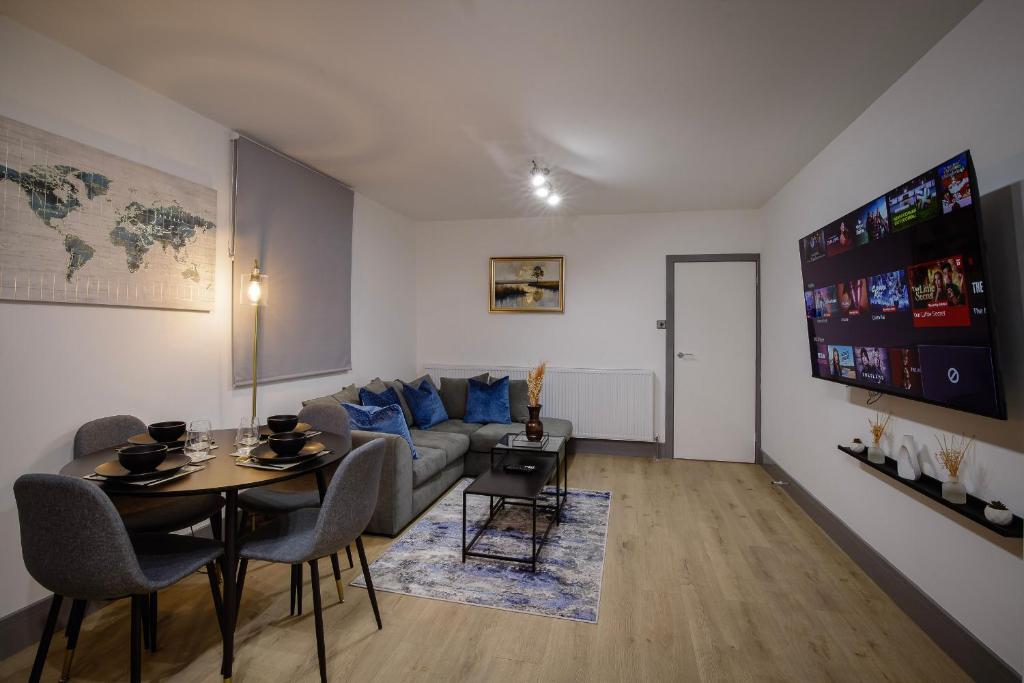 ein Wohnzimmer mit Sofa und Tisch in der Unterkunft 2 Bedroom, 1 Bathroom apartment in Blackpool