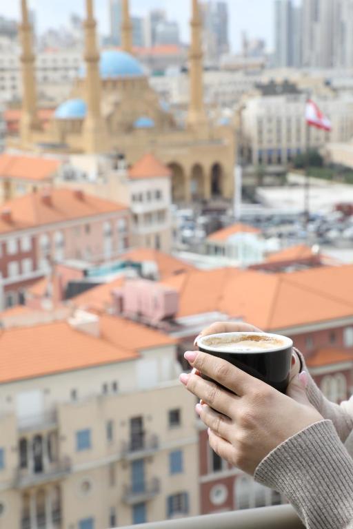Příslušenství pro přípravu čaje a kávy v ubytování Saifi Suites Hotel