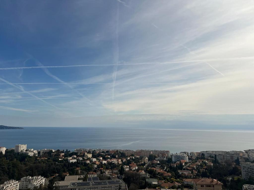 Vue sur une ville avec l'océan en arrière-plan dans l'établissement Appartement face a la mer, à Nice