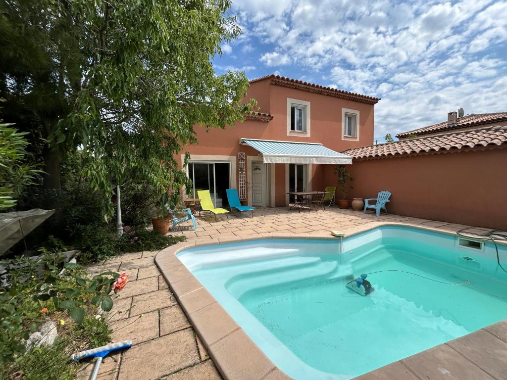 une piscine devant une maison dans l'établissement Villa mer piscine, à Carry-le-Rouet