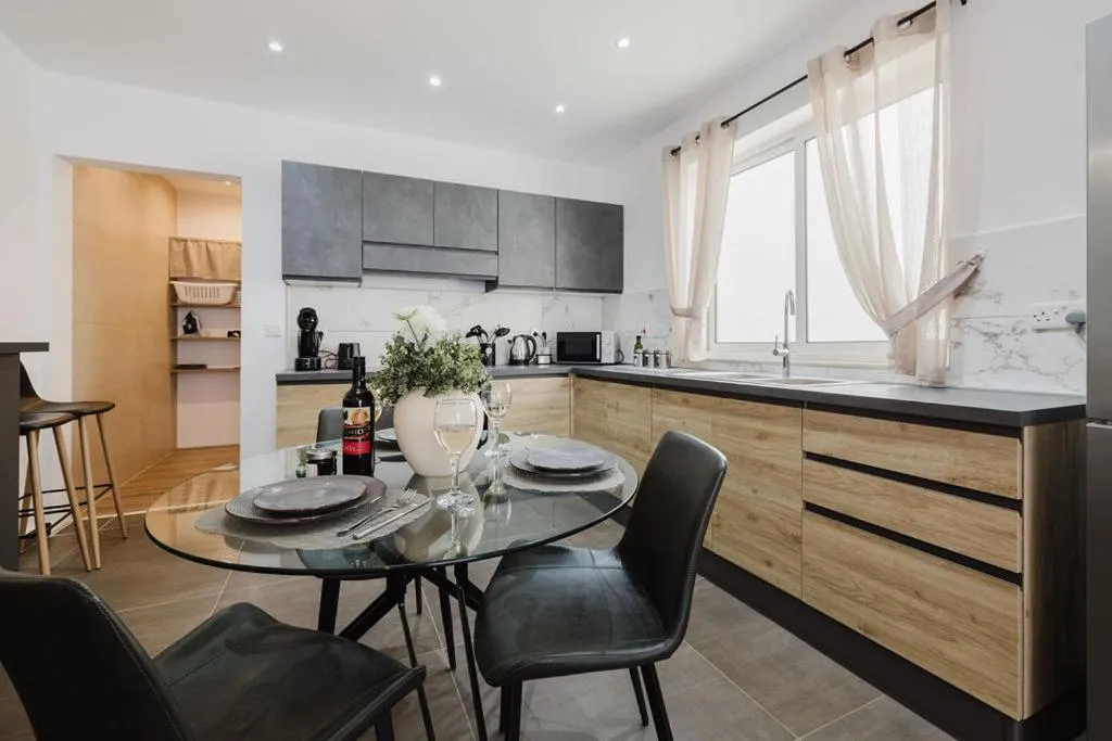 Lovely Penthouse in ST Paul's by Homely