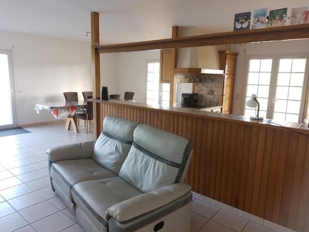 - un salon avec un canapé en face d'un bar dans l'établissement Chanceux pressignac Rochechouart Chabanais, à Pressignac