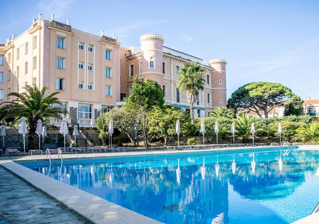Bazén v ubytování Langley Resort Napoléon Bonaparte nebo v jeho okolí