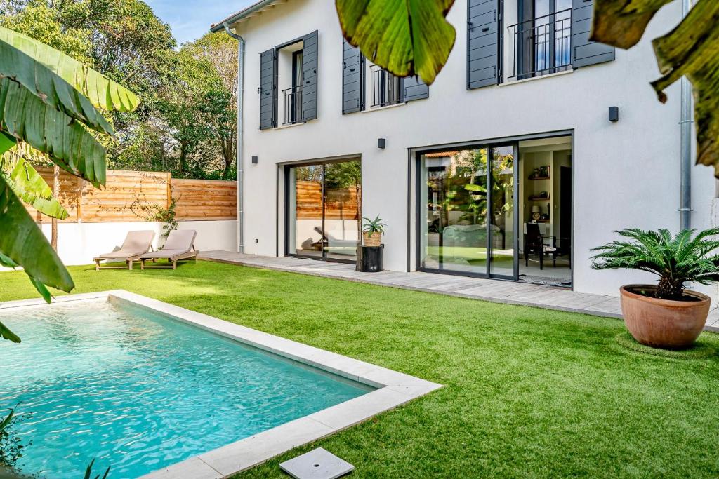 une maison avec une piscine dans une cour dans l'établissement Mazargues, à Marseille