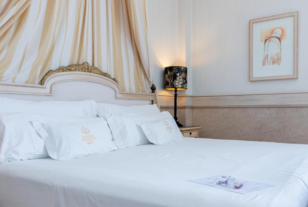 A bed or beds in a room at Eugenia de Montijo, Autograph Collection