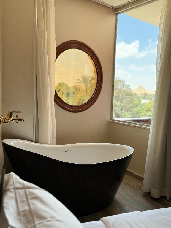 Postel nebo postele na pokoji v ubytování Almas Pyramids Hotel