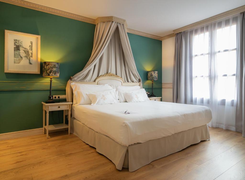 A bed or beds in a room at Eugenia de Montijo, Autograph Collection